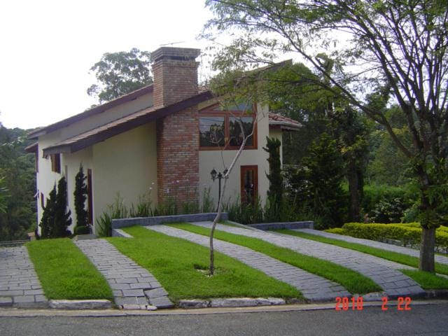 Belíssima Casa Assobradada no cond. Hills I — foto 1